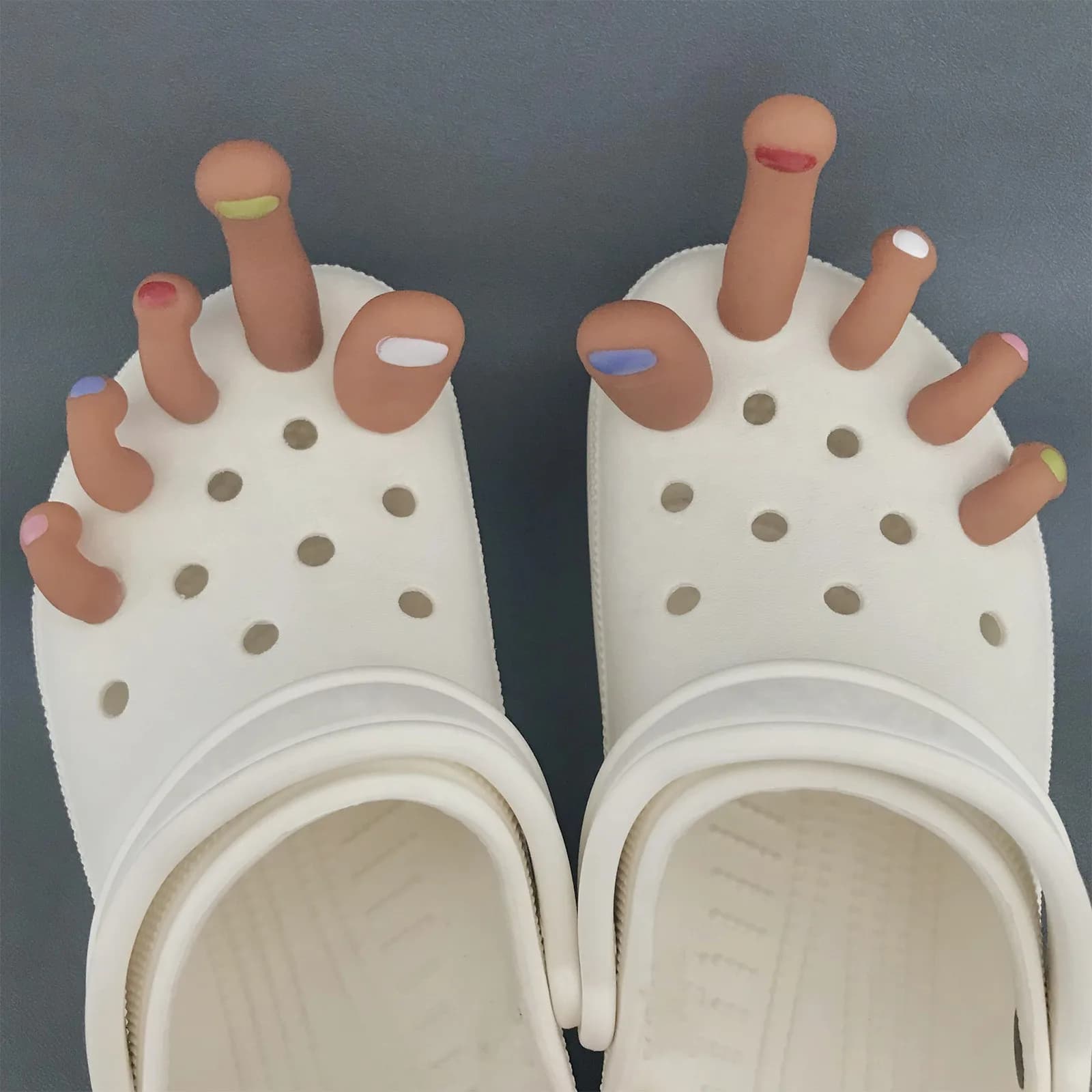 Breloques de chaussures à trous de pieds de dessin animé intéressants, décorations avancées en caout