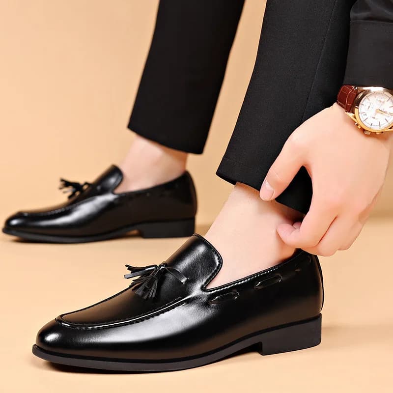 Chaussures en cuir noir pour hommes, respirantes, à bout pointu, chaussures de travail, polyvalentes
