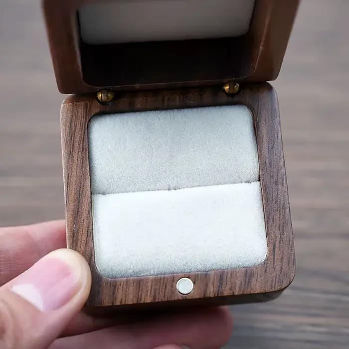 Boîte à bagues en bois doré