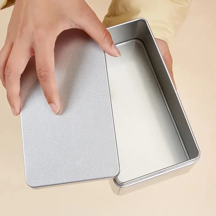 Boîte en fer blanc avec couvercle