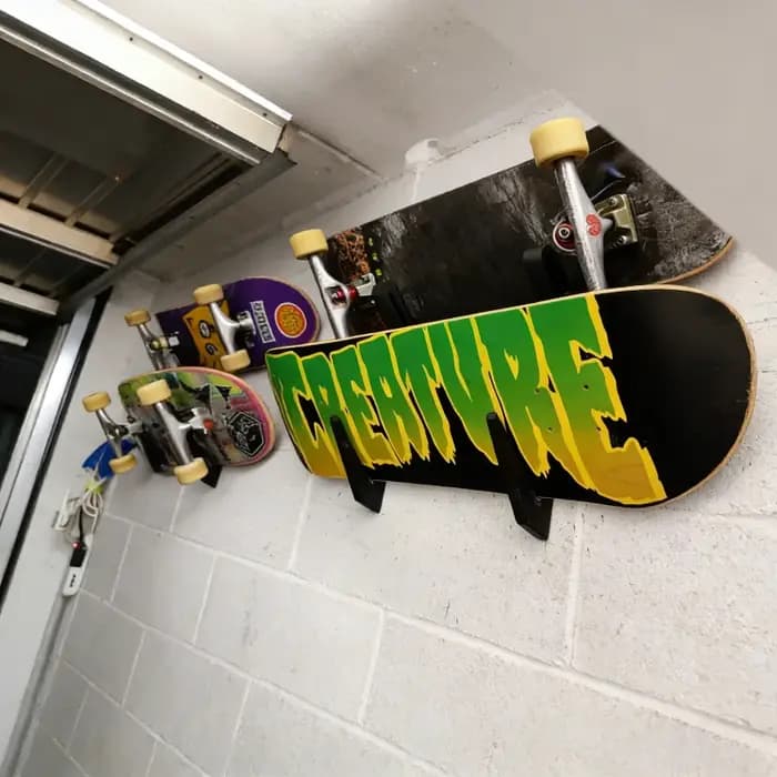 Support mural pour skateboard au design simple et portable