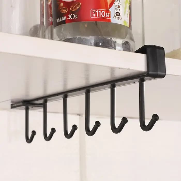 Étagère de rangement en plastique sous les étagères