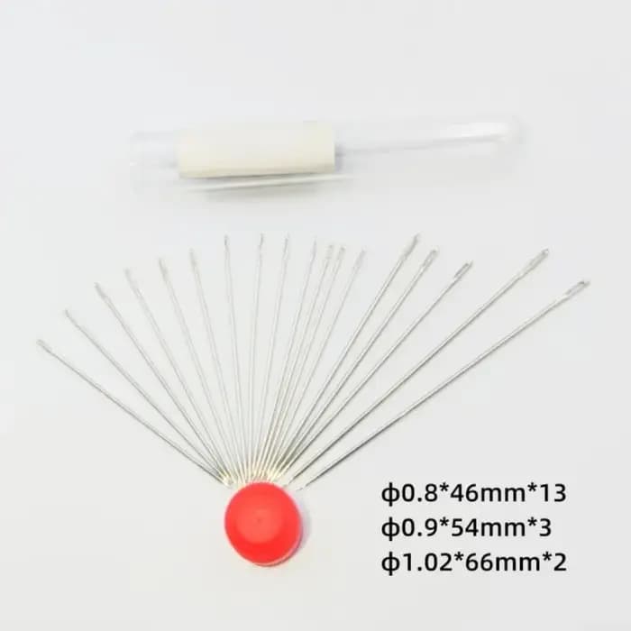 Un kit de couture complet, équipé d'un boîtier de rangement, comprenant une aiguille à coudre artisanale DIY, du fil, ainsi qu'un boîtier de rangement.
