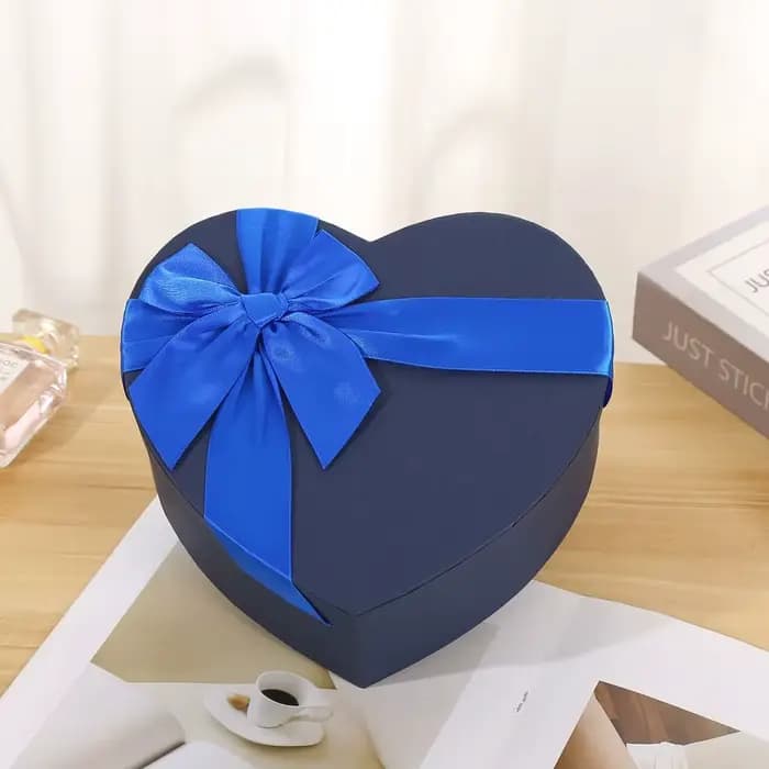 Nouvelle boîte cadeau en forme de cœur rouge avec couvercle