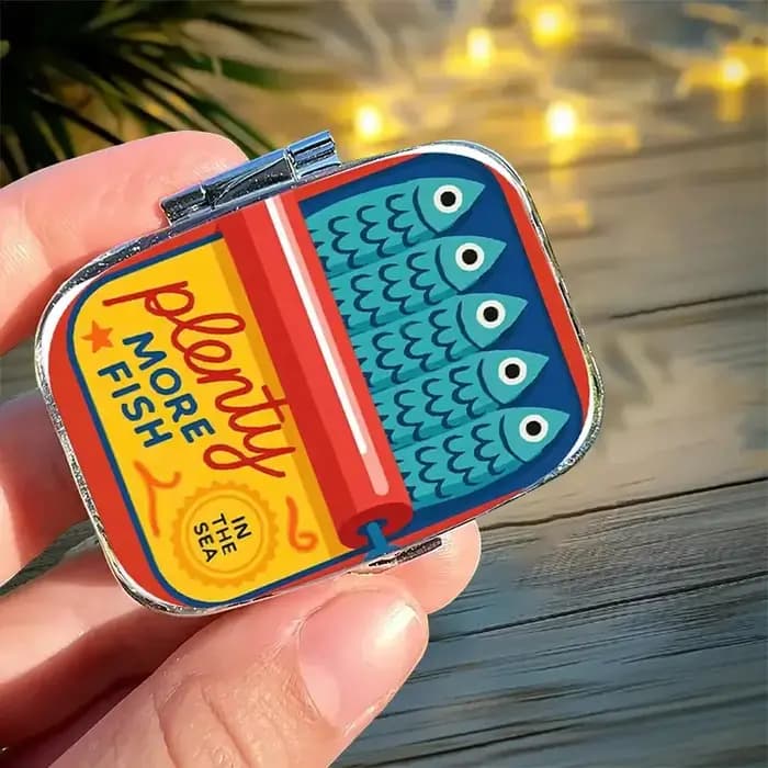 1 boîte à pilules vintage en métal sur le thème des sardines