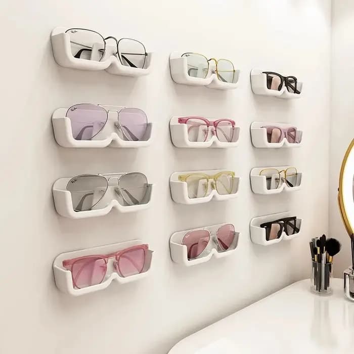 Vitrine murale perforée pour lunettes de soleil
