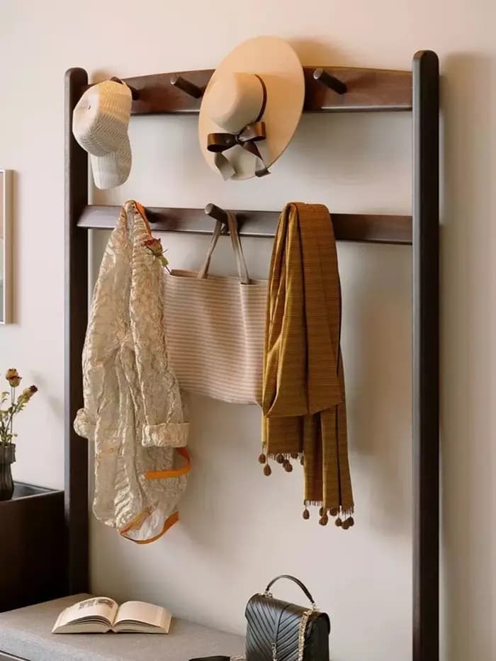 Porte-chaussures et porte-manteau pour entrée