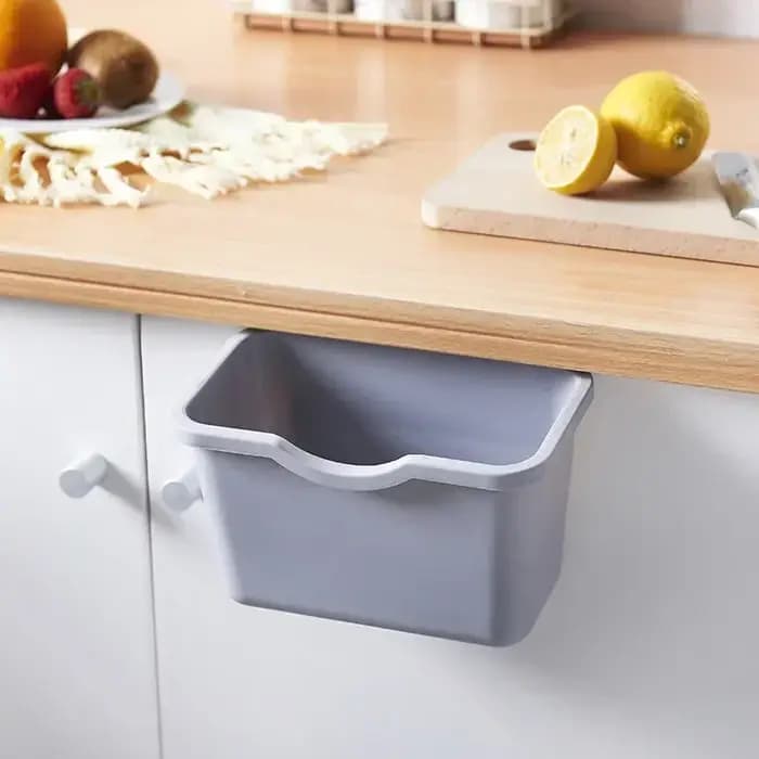 Boîte à ordures suspendue à la porte de l'armoire