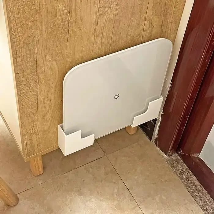 Solution de stockage d'échelle compacte – Support mural, adhésif sans dommages, parfait pour les balances de salle de sport/salle de bain