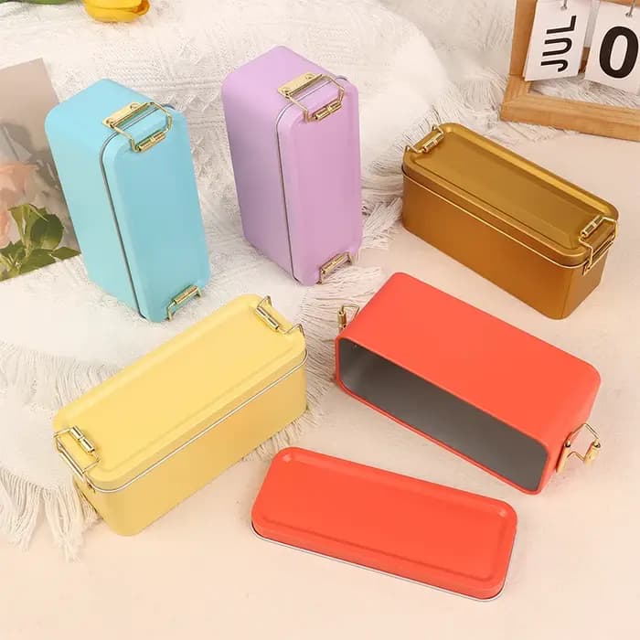 Boîte rectangulaire en fer blanc à l'ancienne avec couvercle