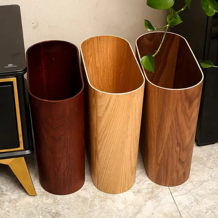 Poubelle en bois étroite
