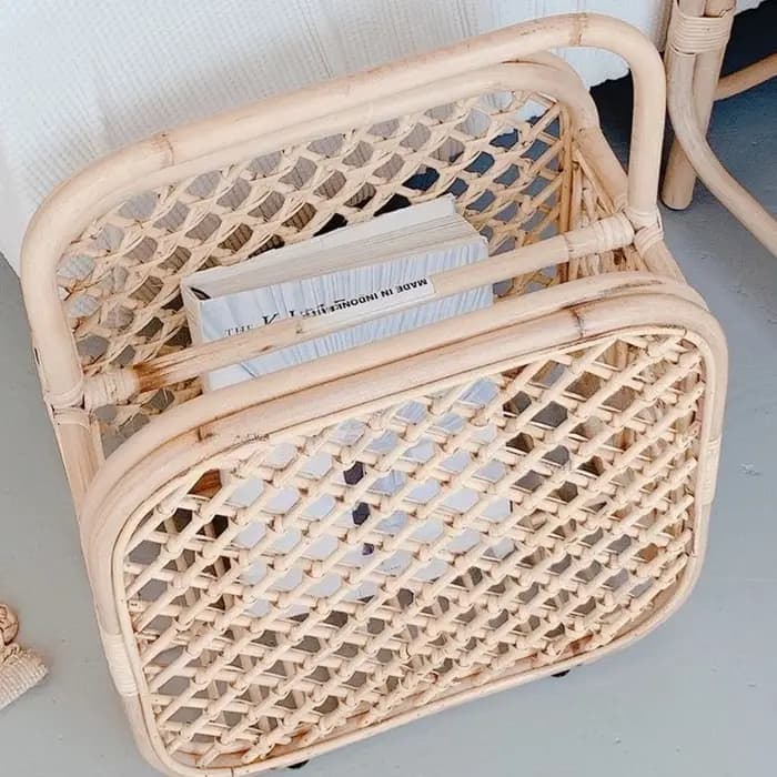 Panier de rangement en rotin et porte-revues sur pied