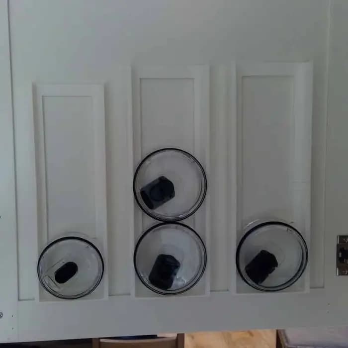 Organisateur de couvercles de gobelets sous l'armoire