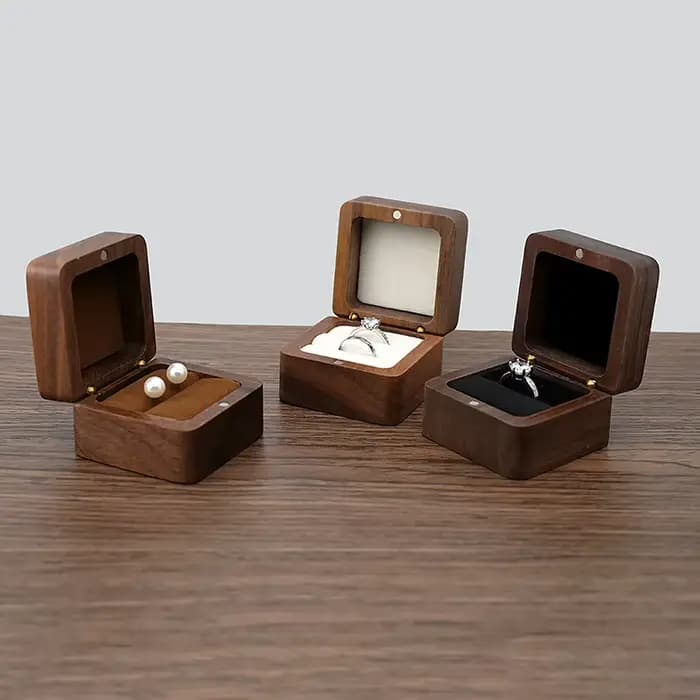 Boîte à bagues en bois doré