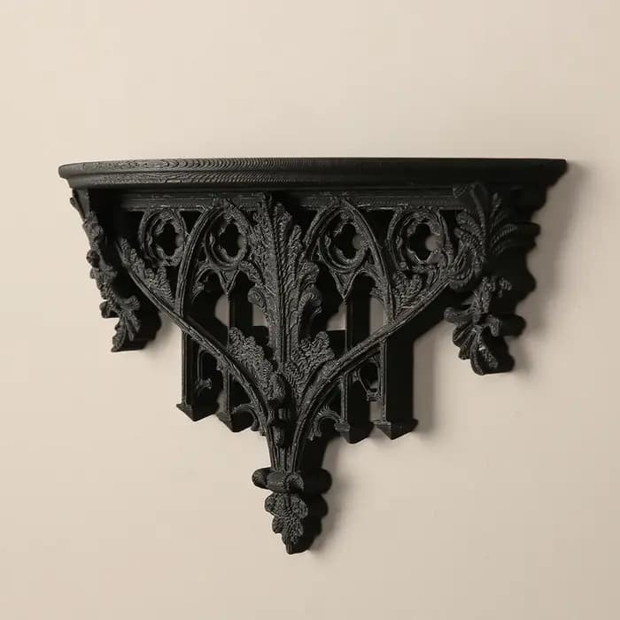 Étagère murale triangulaire sculptée de style gothique transfrontalier pour rangement et décoration