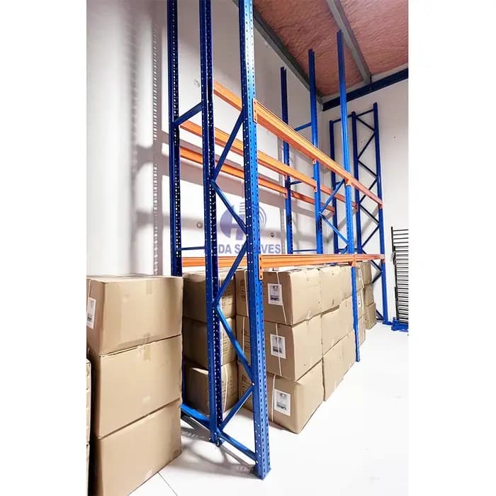 Système d'étagères de stockage en entrepôt