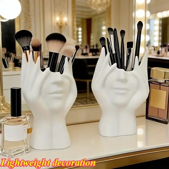 Boîte à maquillage moderne avec miroir et porte-pinceaux. Design élégant en forme de cœur