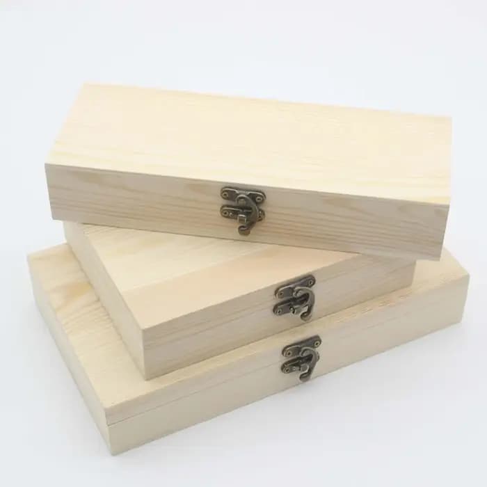 Boîte en bois avec couvercle à charnière
