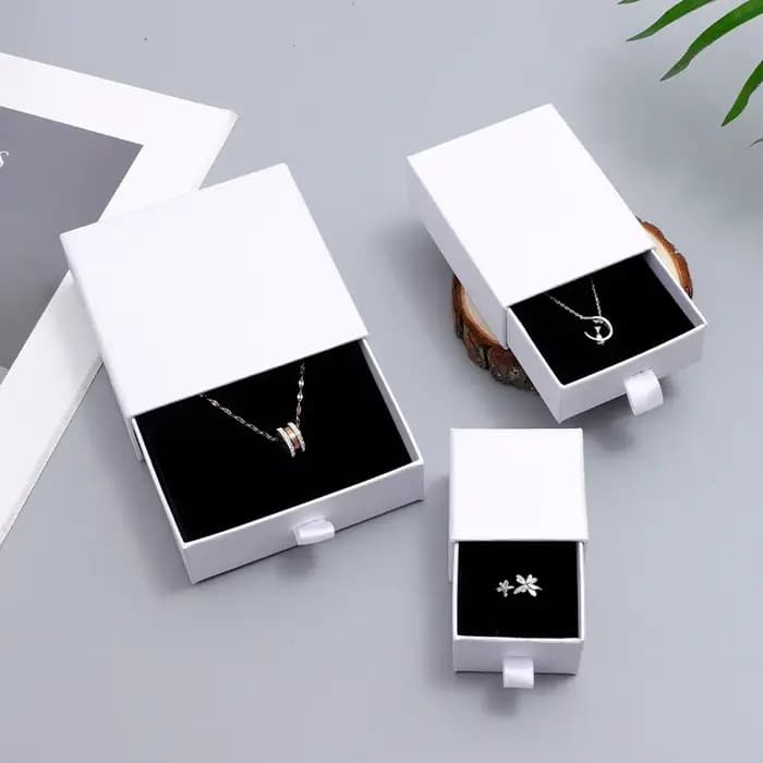 Boîte cadeau en papier blanc