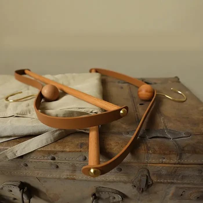 Cintres vintage en cuir et bois pour manteaux et pantalons – Présentoir