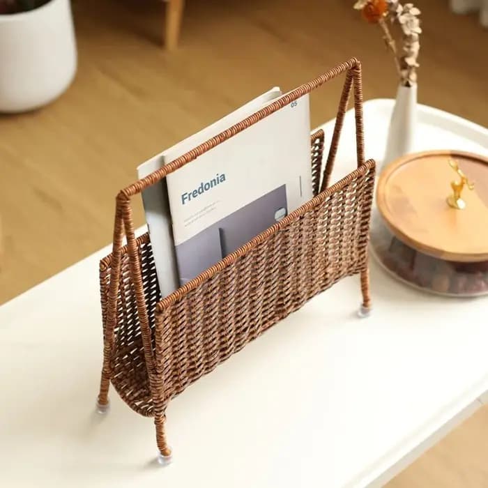 Porte-revues en rotin tissé