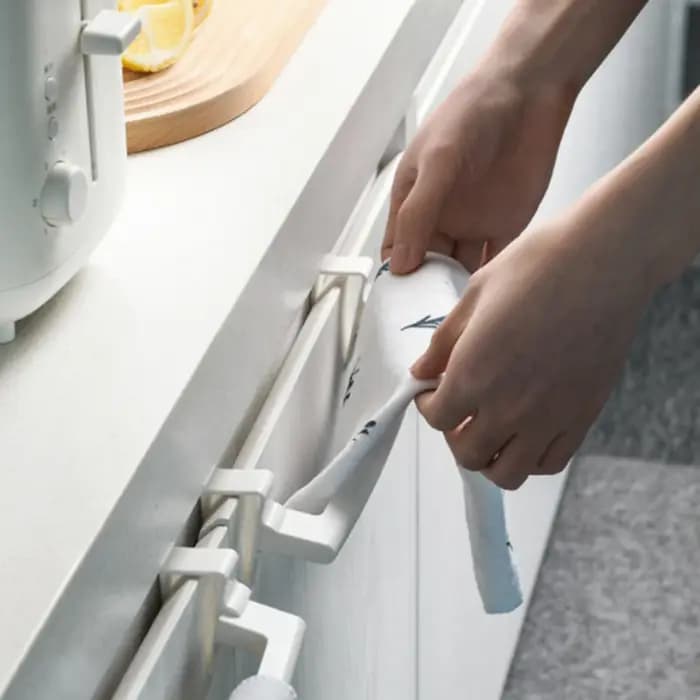 Porte-serviettes au dessus de l'armoire de cuisine