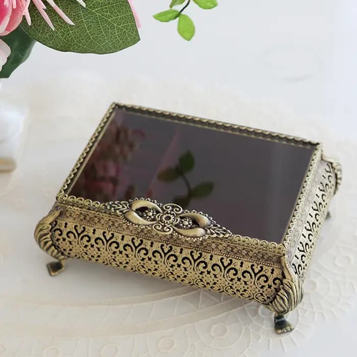 Boîte à bijoux creuse en métal faite à la main