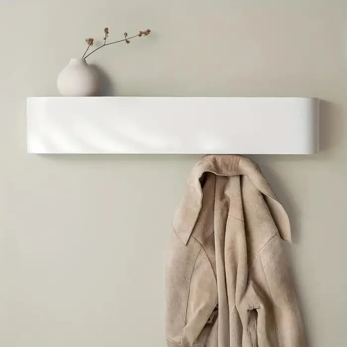 Porte-manteau mural moderne avec crochets et étagère cachés. Économie de l'espace