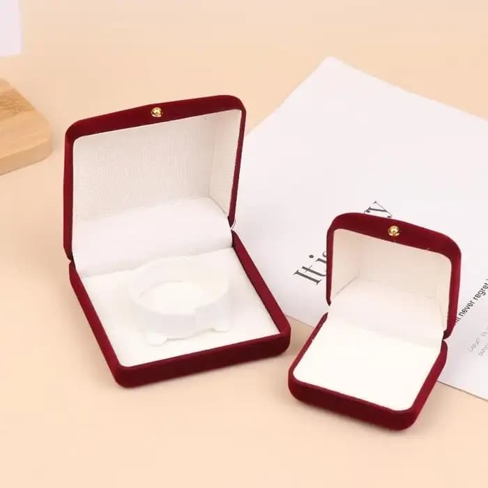 Boîte à bijoux en velours avec boucle dorée pour pendentifs