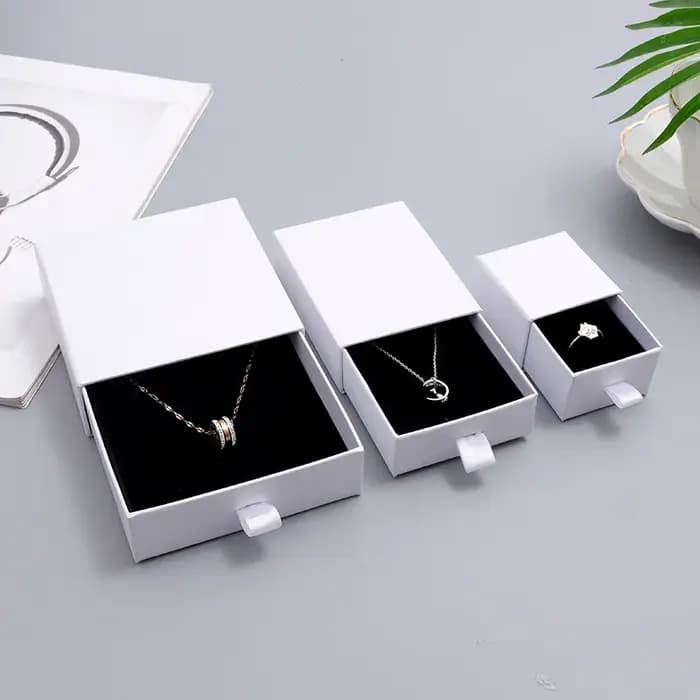 Boîte cadeau en papier blanc