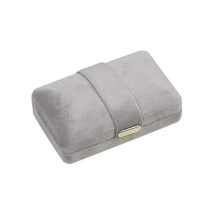 Boîte à bijoux pour bagues en velours avec boucle dorée arrondie