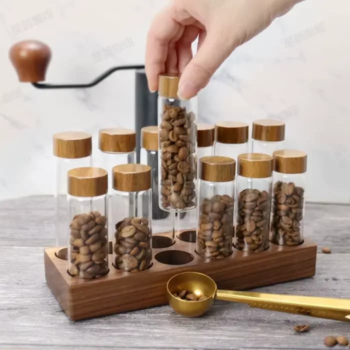 Petite bouteille en verre scellée en bois de hêtre