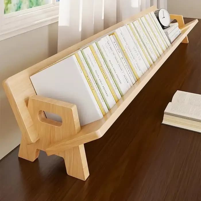 Bibliothèque inclinable en bois dans le salon/bureau