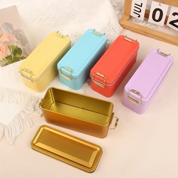 Boîte rectangulaire en fer blanc à l'ancienne avec couvercle