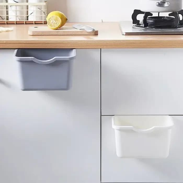 Boîte à ordures suspendue à la porte de l'armoire