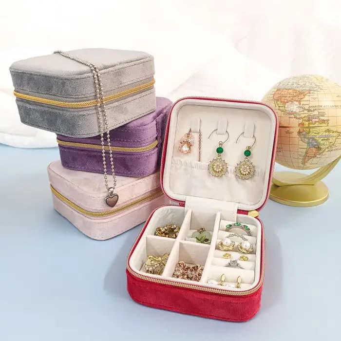 Fourniture exclusive transfrontalière de boîtes à bijoux en velours avec plusieurs compartiments pour bagues