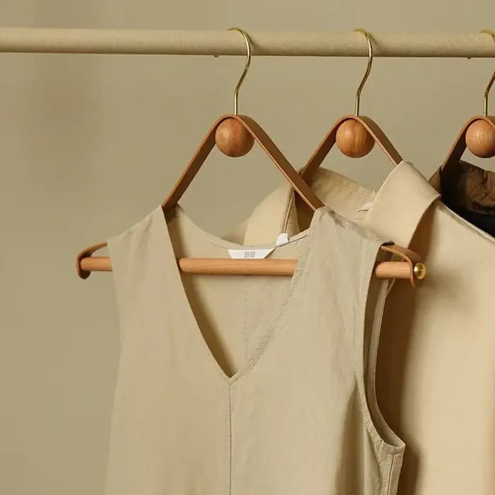 Cintres vintage en cuir et bois pour manteaux et pantalons – Présentoir