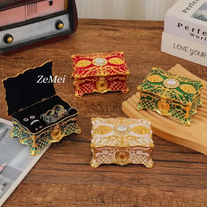 Boîte à bijoux vintage élégante avec détails dorés