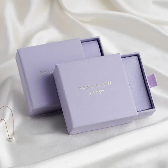 Boîte en carton avec pochette à bijoux en microfibre