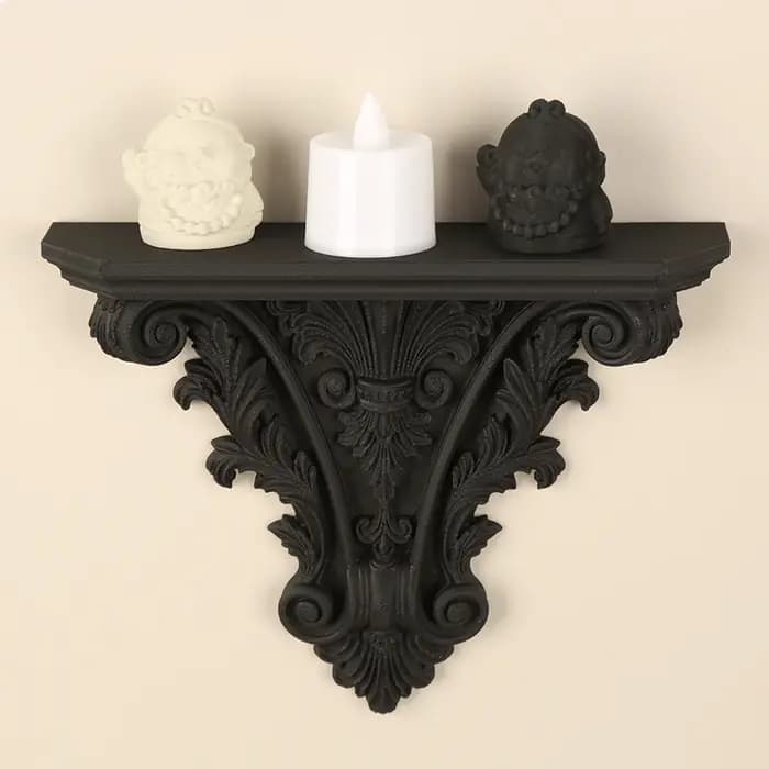 Étagère murale sculptée de style rétro européen pour un intérieur sombre