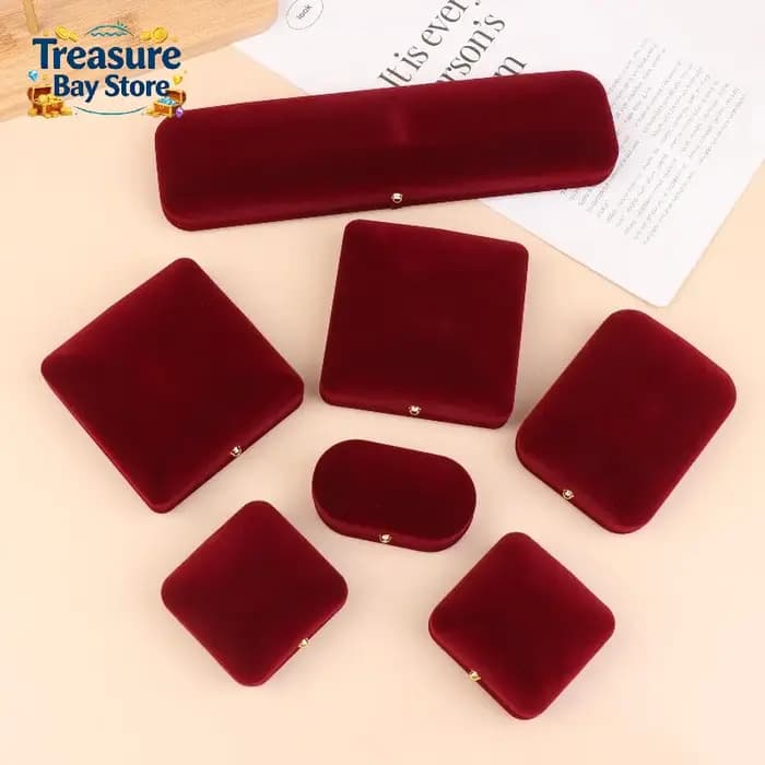 Boîte à bijoux en velours avec boucle dorée pour pendentifs