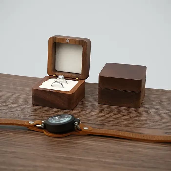 Boîte à bagues en bois doré