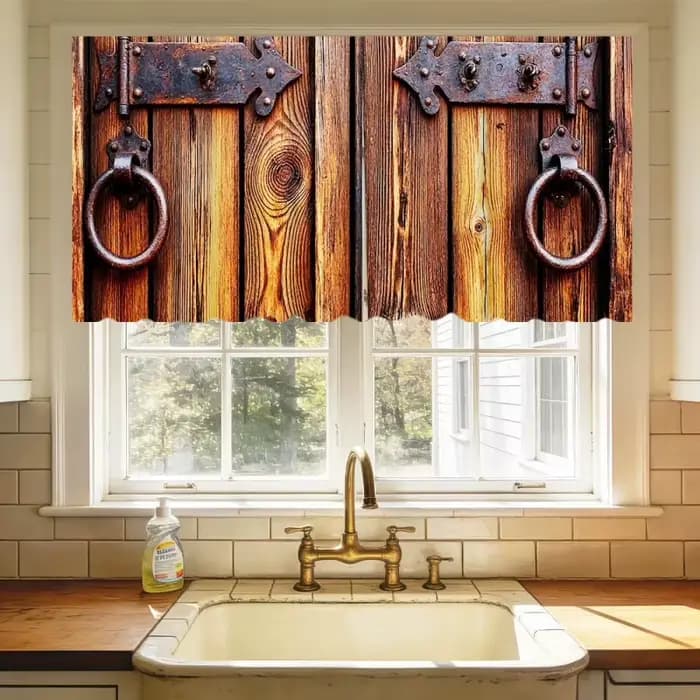 Le rideau court de cuisine VIKAMA présente un design rustique à grain de bois
