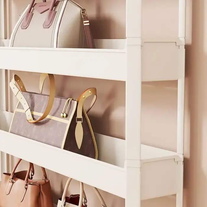 Derrière la porte, étagère de rangement pour sacs au sol