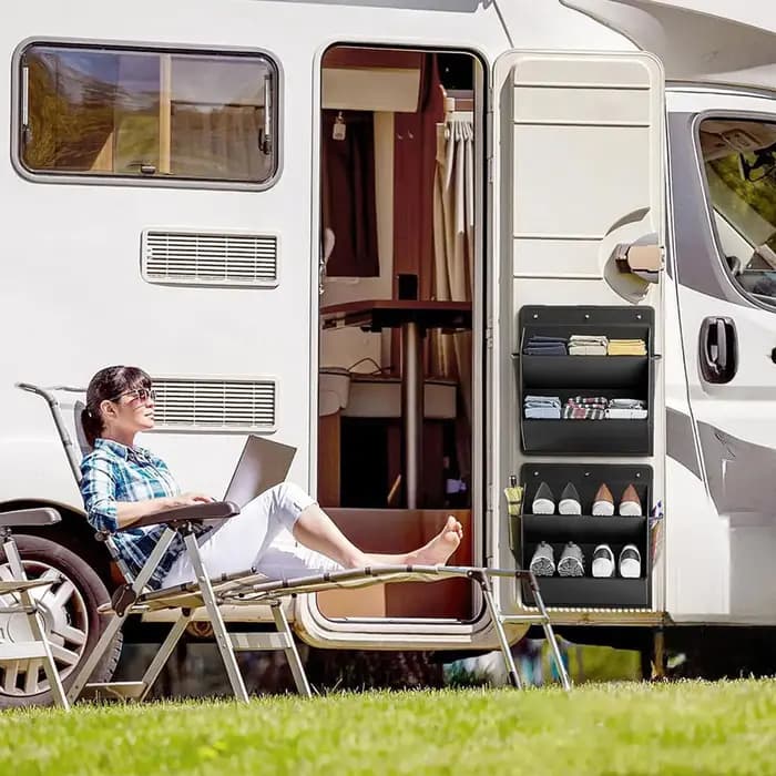 Range-chaussures pour camping-car avec ruban adhésif