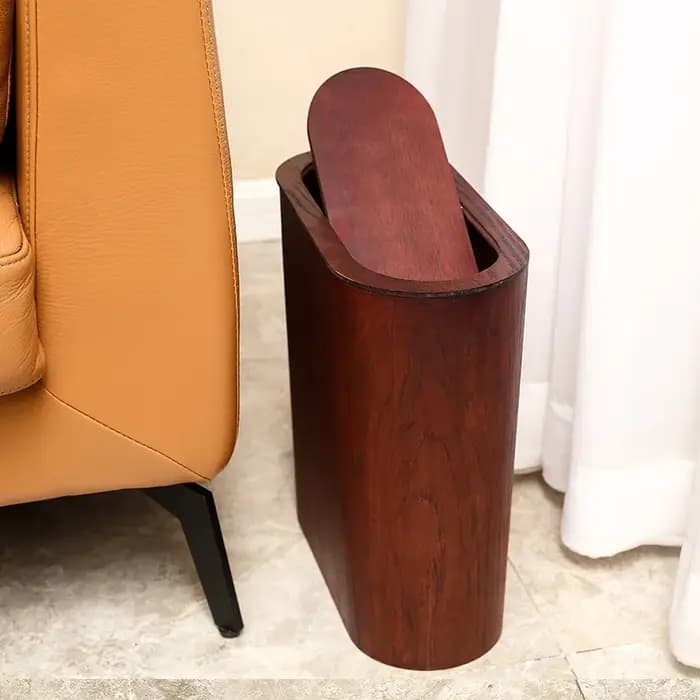 Poubelle en bois étroite