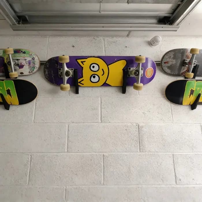 Support mural pour skateboard au design simple et portable