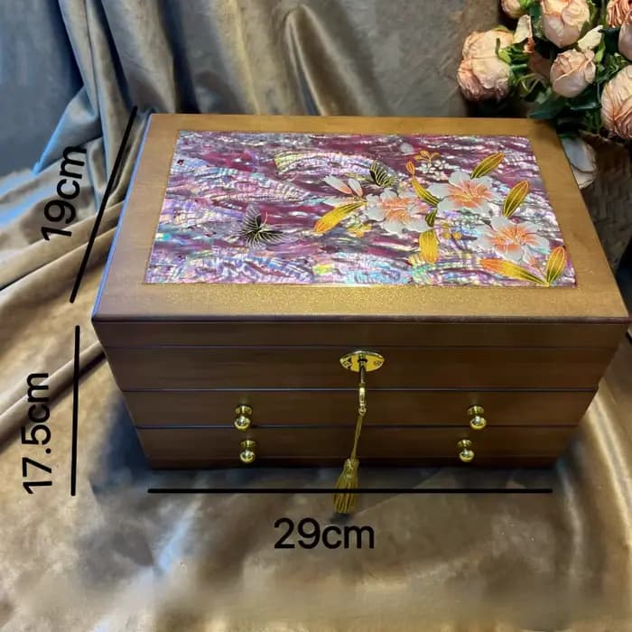Boîte à bijoux en bois massif