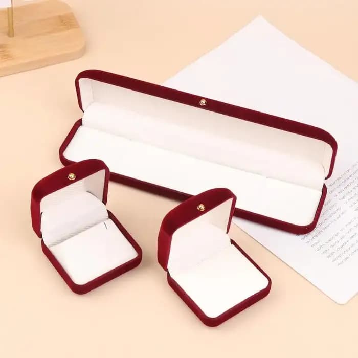Boîte à bijoux à boucle dorée floquée