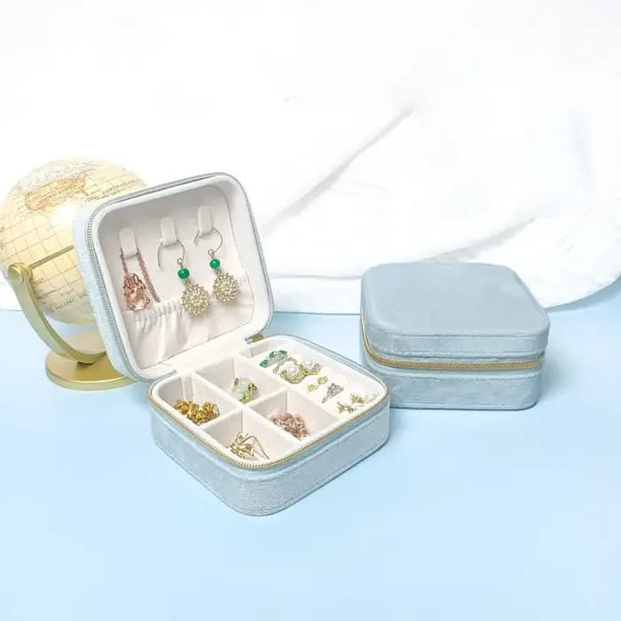 Fourniture exclusive transfrontalière de boîtes à bijoux en velours avec plusieurs compartiments pour bagues